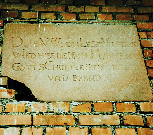 Die Inschrift auf der Sandsteinplatte der alten Mühle