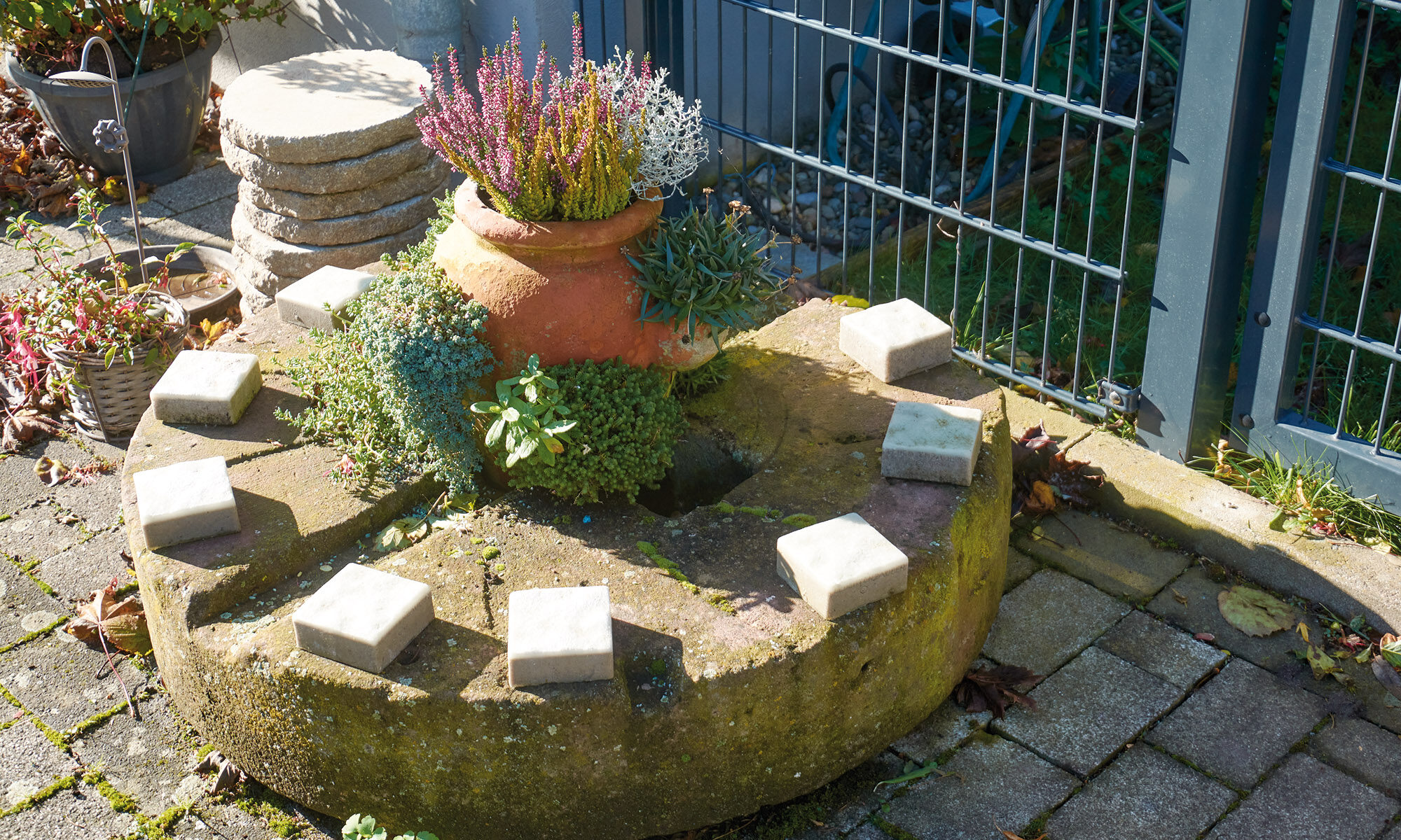 Ein alter Mahlstein vor dem Haus in der Lindenstraße