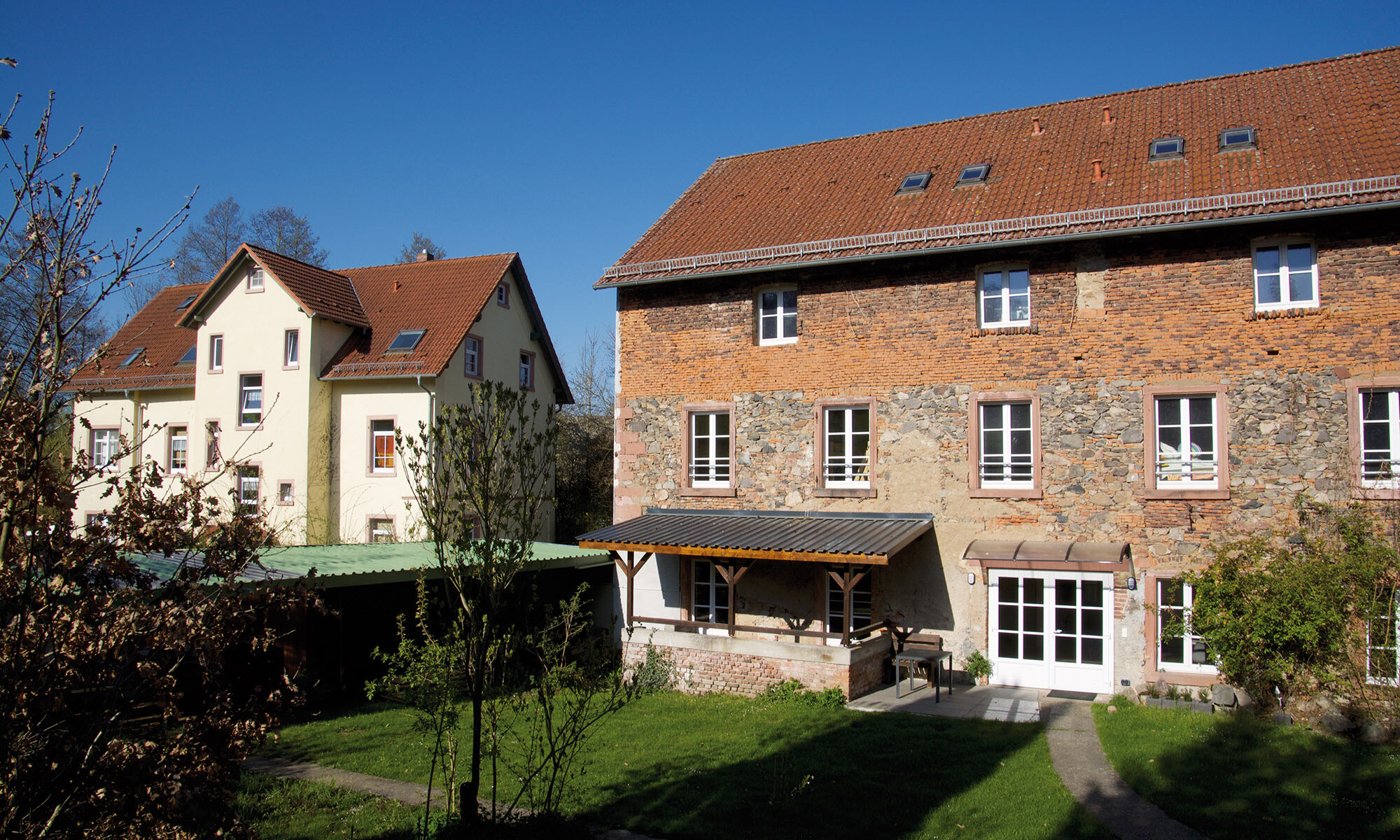 Das Wohnhaus und ein Teil der alten Fabrik, vom Mühlberg aus gesehen